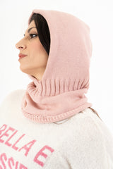 modella indossando Balaclava in maglia morbida Made in Italy colore