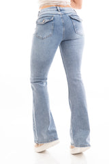 modella indossando Jeans flare a vita media in denim elasticizzato con tasche posteriori con pattina colore