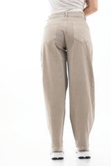 modella indossando Jeans barrel in denim con gamba ampia e cuciture strutturate colore