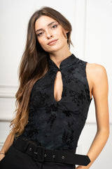 modella indossando Top Selene colore Nero Unica