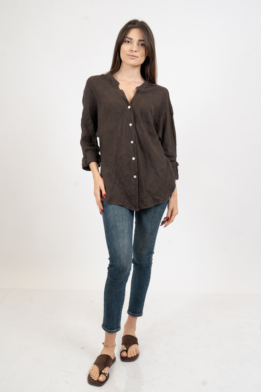 Camicia in lino con collo coreano e spalla scesa.