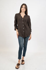 Camicia in lino con collo coreano e spalla scesa.