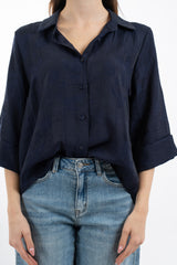 modella indossando Camicia ampia in viscosa jacquard con manica al gomito e linea fluida colore Blu Unica