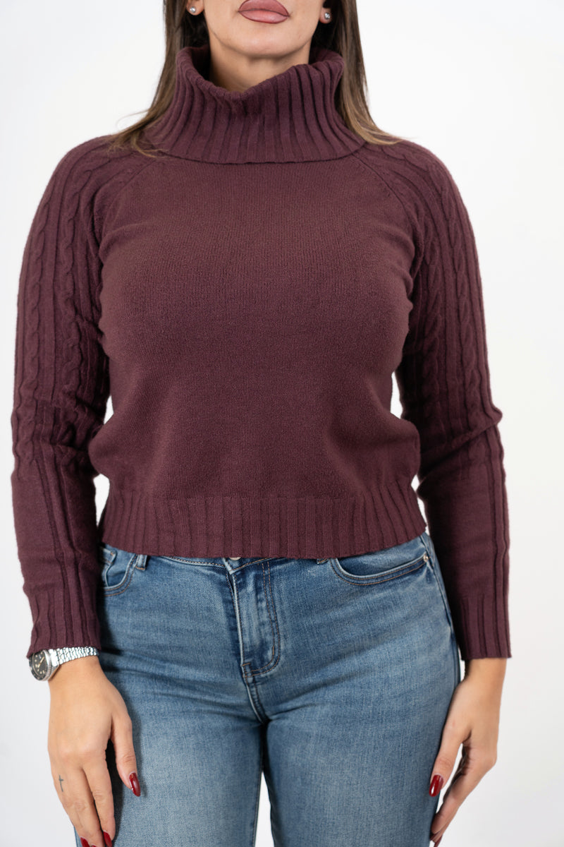 modella indossando Dolcevita CozyCable spalle treccia colore Prugna Unica