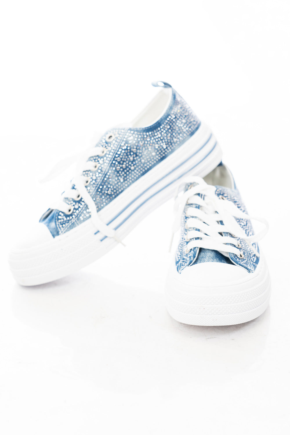 modella indossando Sneakers platform in tela denim con strass applicati colore Denim Medio