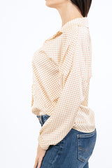 modella indossando Camicia in raso a pois con colletto classico e scollo a V colore