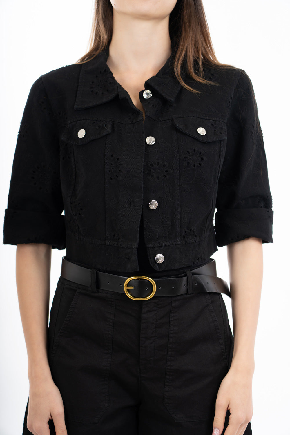 modella indossando Giacca crop in cotone stile denim con ricamo traforato e bottoni metallici colore Nero Unica