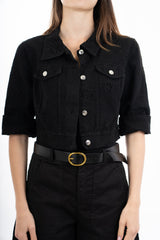 modella indossando Giacca crop in cotone stile denim con ricamo traforato e bottoni metallici colore Nero Unica