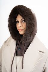 modella indossando Cappuccio in maglia con bordo in eco pelliccia colore Marrone Unica