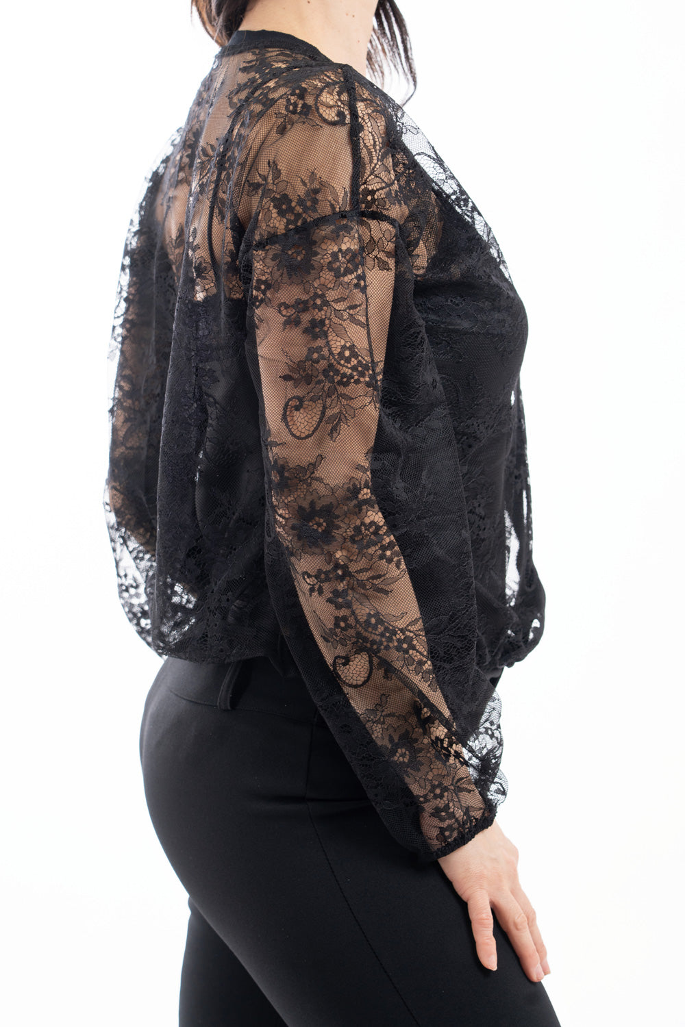 modella indossando Cardigan in pizzo floreale trasparente con scollo V colore