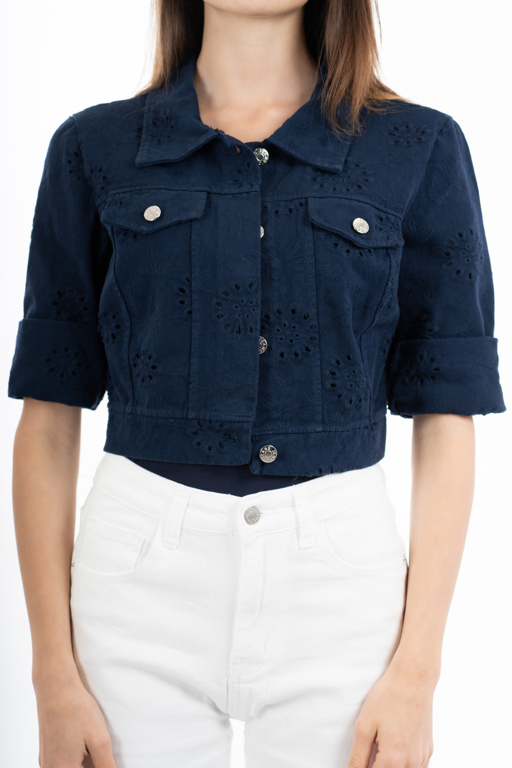 modella indossando Giacca crop in cotone stile denim con ricamo traforato e bottoni metallici colore Blu Unica