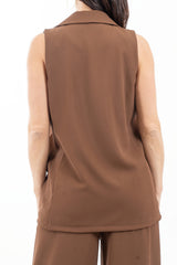 modella indossando Gilet sartoriale lungo con rever a lancia colore