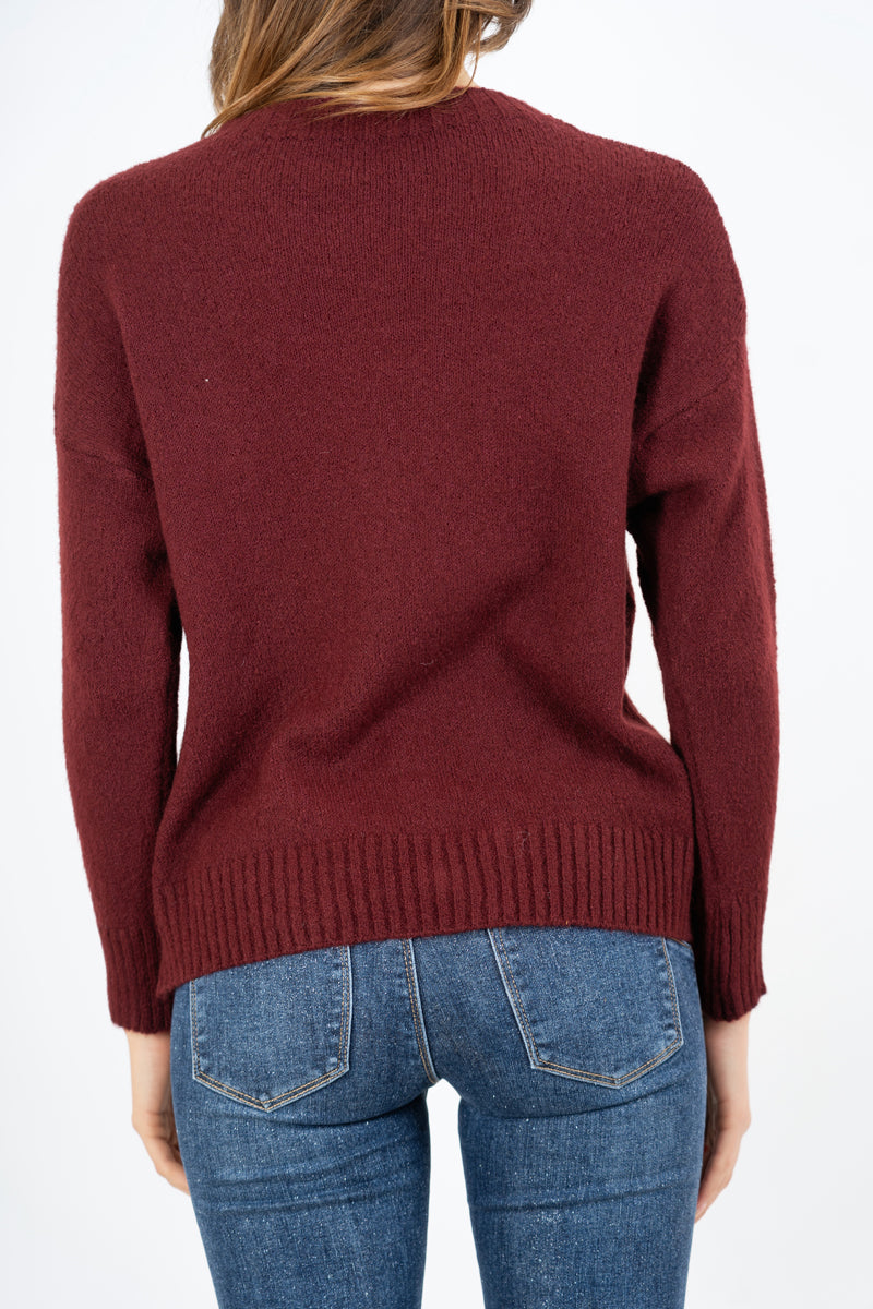 modella indossando Maglione girocollo con scritta “Ho sempre ragione” in misto lana Made in Italy colore