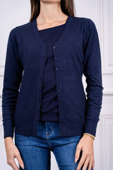 modella indossando Cardigan Elowen scollo V colore
