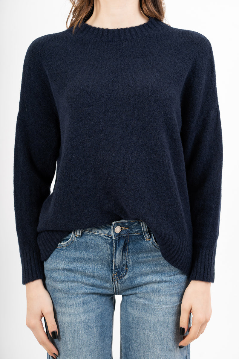 modella indossando Maglia girocollo morbida a spalla scesa in filato caldo colore Blu Unica