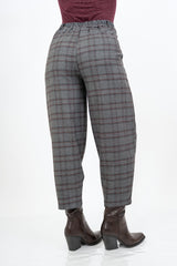 modella indossando Pantalone caldo in poliviscosa a Trama Scozzese Chic con elastico dietro colore
