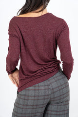 modella indossando Maglia over con scollo ampio in viscosa e cashmere con filo laminato colore