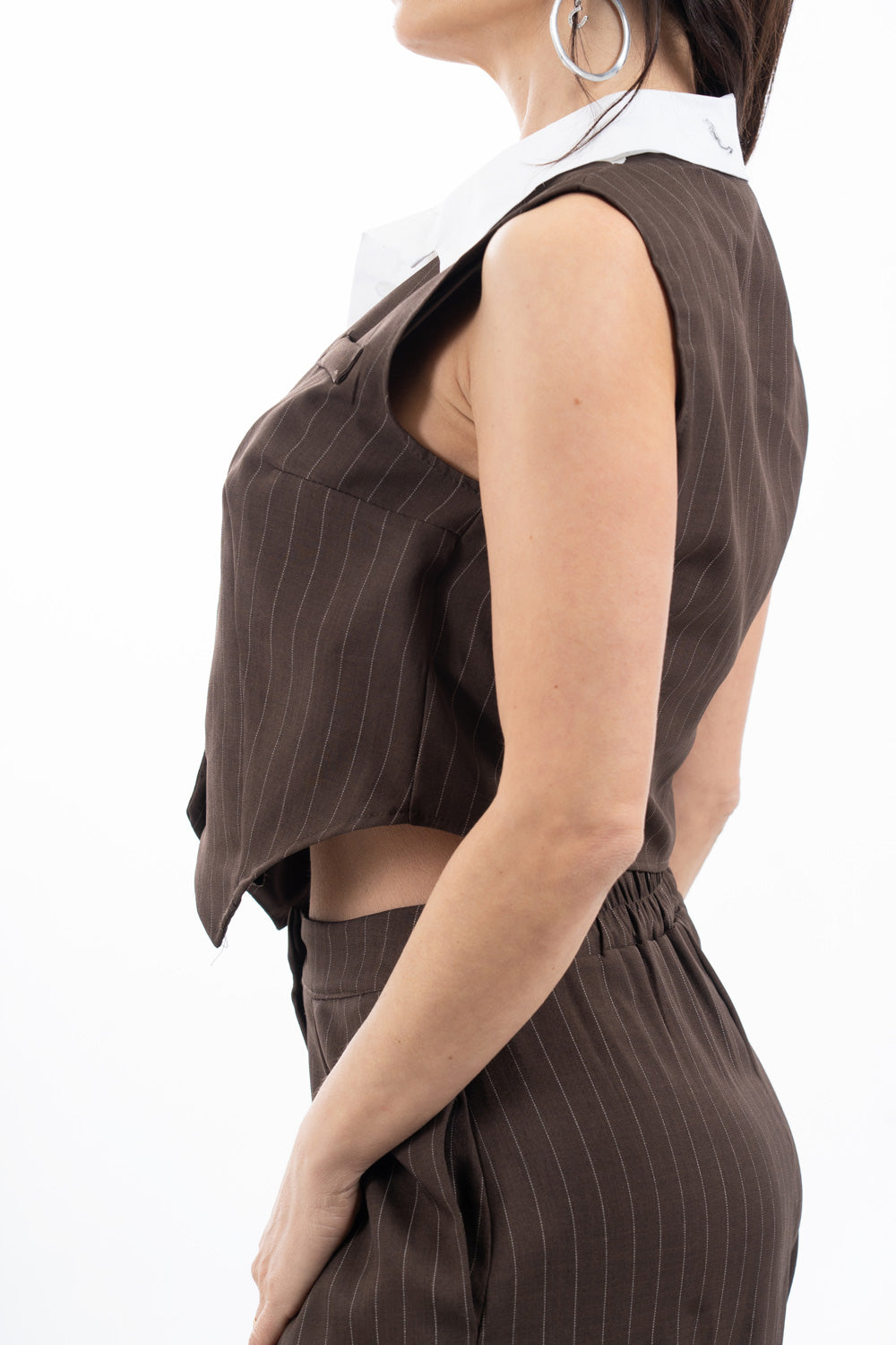 modella indossando Gilet gessato con camicia incorporata in cotone colore