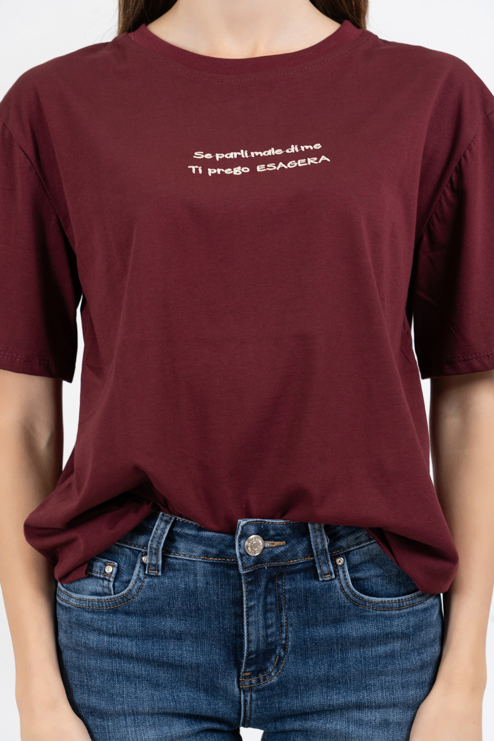 T-shirt scritta “Se parli male di me ti prego esagera”