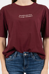 T-shirt scritta “Se parli male di me ti prego esagera”