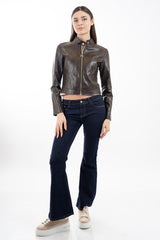 modella indossando Giacca in ecopelle morbida marrone con zip frontale e collo coreano colore