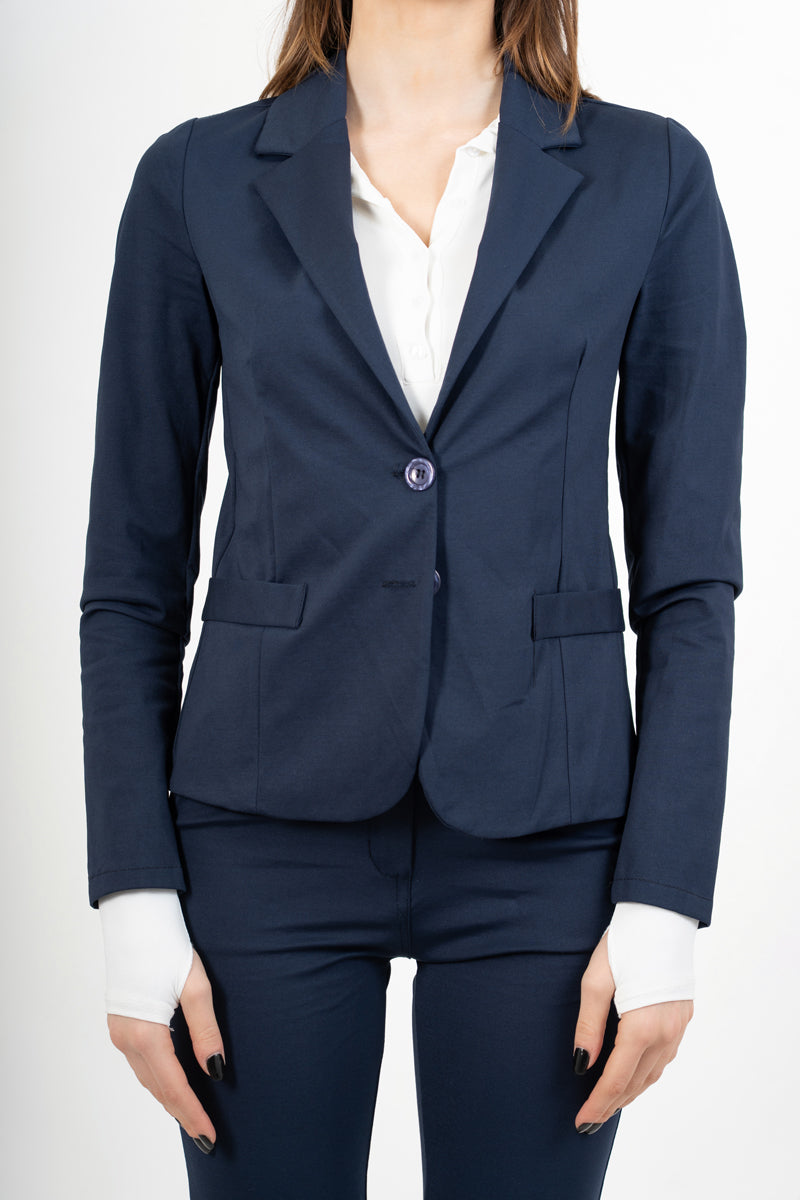 modella indossando Giacca blu elasticizzata due bottoni in misto cotone colore Blu