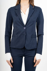 modella indossando Giacca blu elasticizzata due bottoni in misto cotone colore Blu