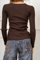 modella indossando Maglia Nadine a coste con scollo V colore