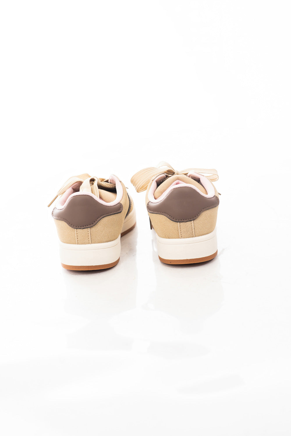 modella indossando Sneakers basse in ecocamoscio con lacci larghi e suola platform colore