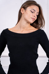 modella indossando Maglia Solenne scollo spalle colore Nero Unica