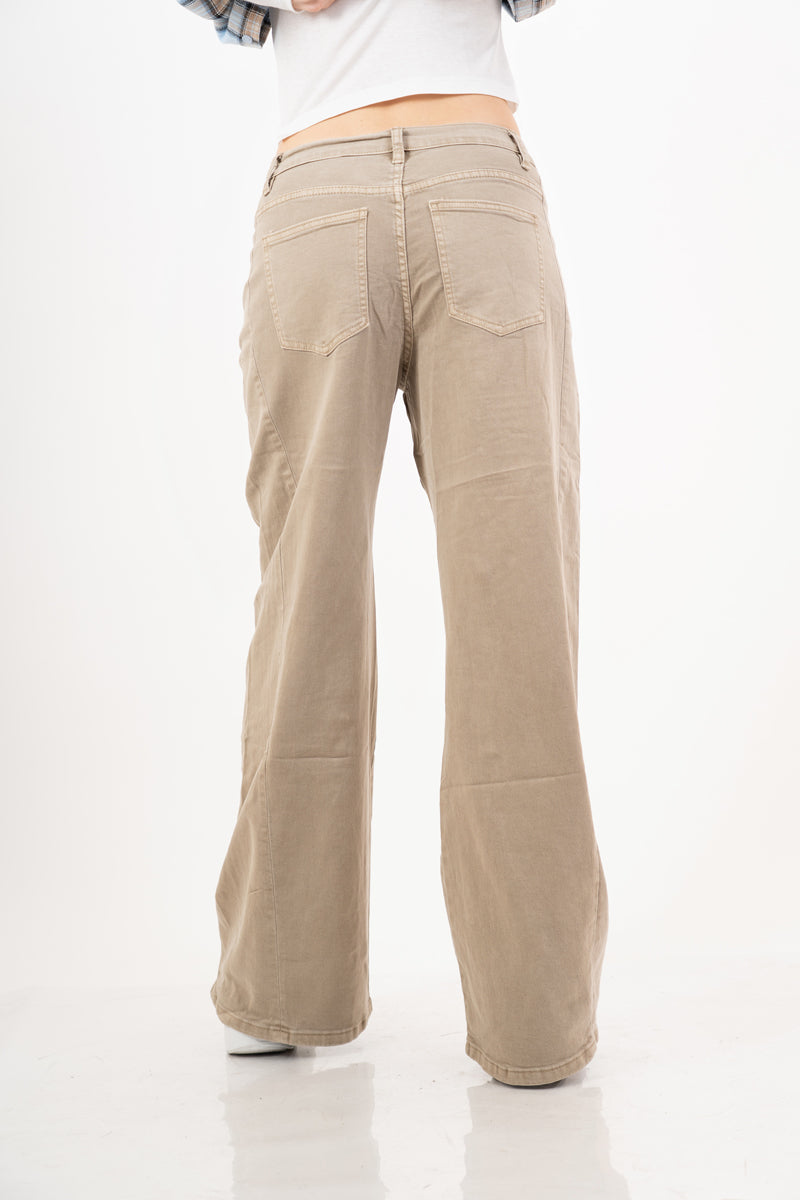 modella indossando Jeans a gamba ampia in denim elasticizzato Fango colore