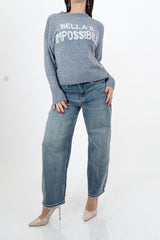 modella indossando Maglione girocollo con scritta “Bella e impossibile” in misto lana Made in Italy colore