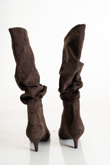 modella indossando Stivale morbido a punta con arricciature e tacco sottile marrone colore