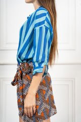 modella indossando Camicia in Cotone Leggero a Righe Bicolore Made in Italy colore