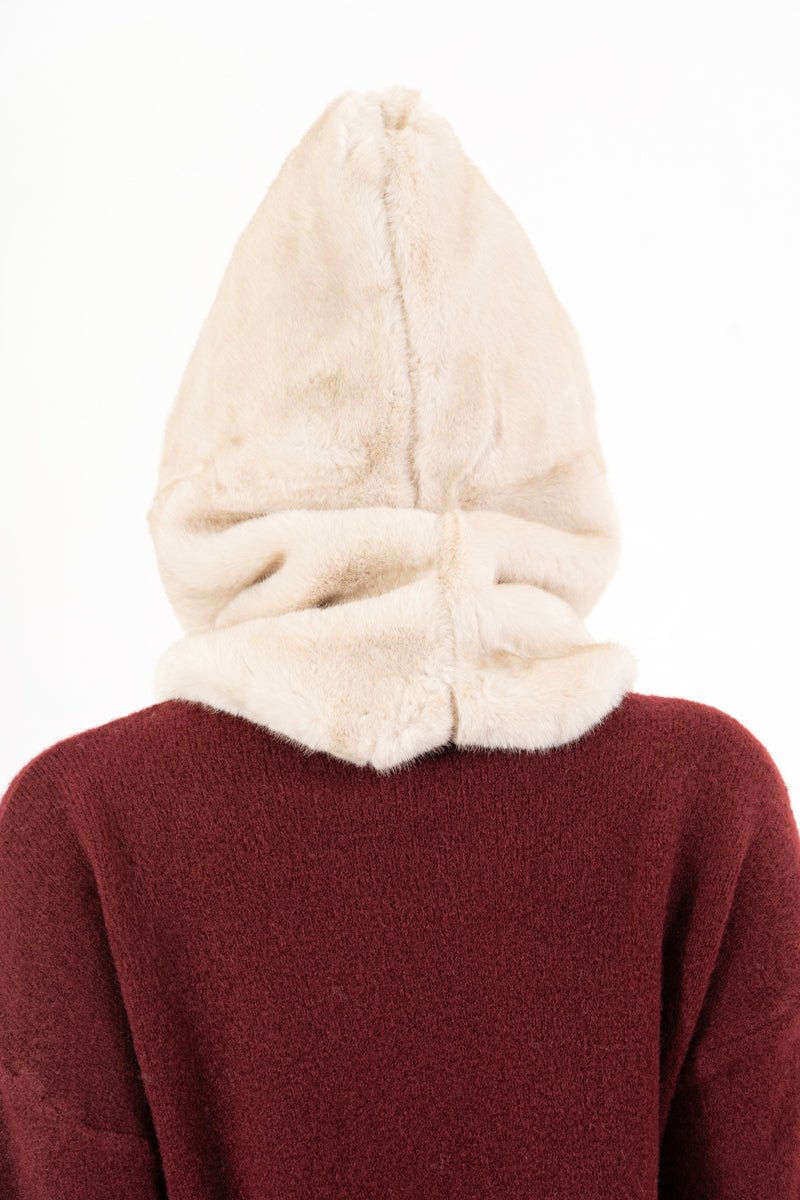 modella indossando Cappuccio scaldacollo in pelliccia sintetica ultra soft colore