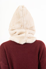 modella indossando Cappuccio scaldacollo in pelliccia sintetica ultra soft colore