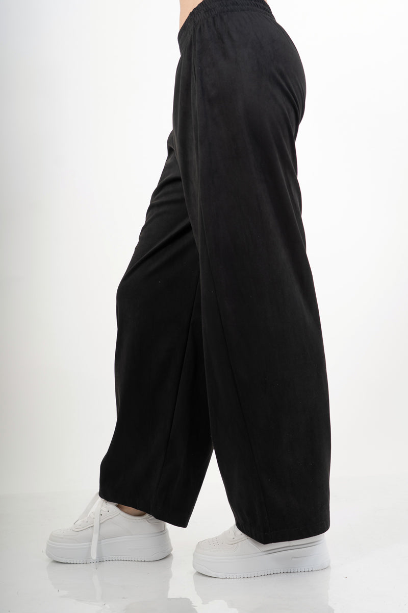 modella indossando Pantalone wide leg in tessuto effetto dainetto elasticizzato colore Nero Unica