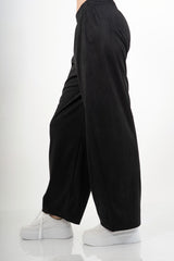 modella indossando Pantalone wide leg in tessuto effetto dainetto elasticizzato colore Nero Unica