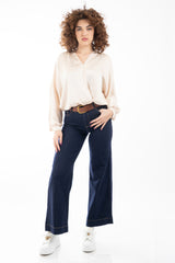 modella indossando Blusa in raso fluido con scollatura incrociata e maniche a palloncino colore