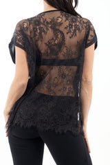 modella indossando Maglia over in viscosa con retro in pizzo colore