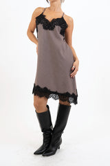 modella indossando Abito LaceMood asimmetrico in poliviscosa con pizzo colore