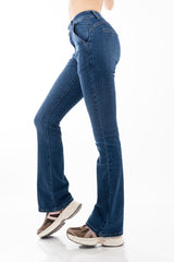 modella indossando Jeans flare elasticizzato con tasche oblique e gamba svasata colore Jeans Scuro