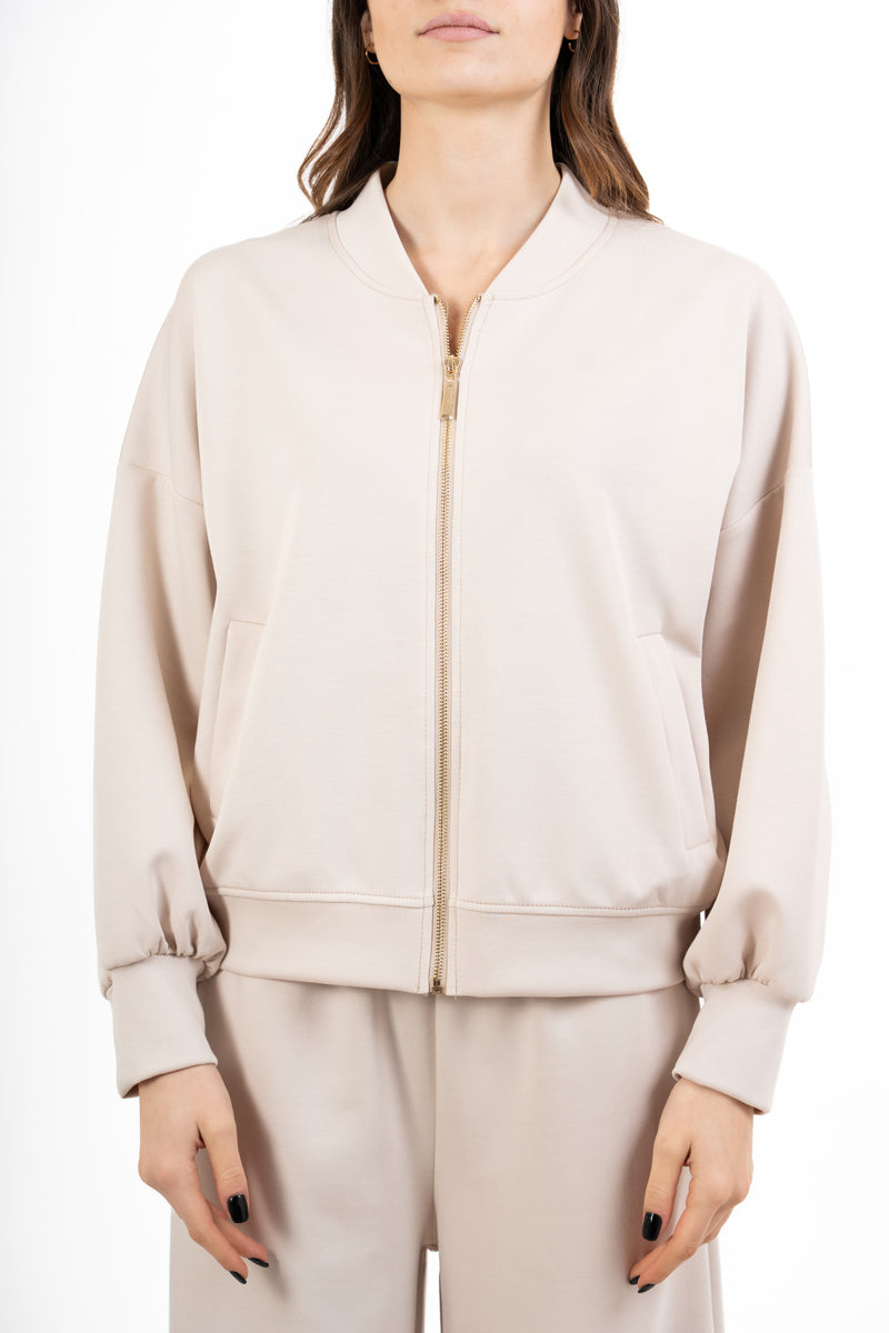 modella indossando Giacca in felpa misto viscosa con zip e manica ampia colore Beige Unica