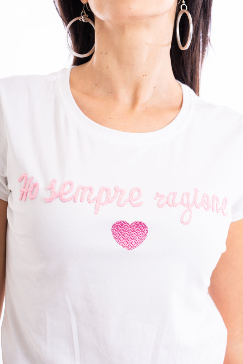 modella indossando T-shirt ricamata “Ho Sempre Ragione” con cuore colore