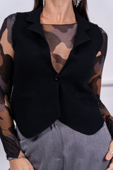 modella indossando Gilet Solenne in maglia con collo blazer colore