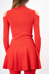 modella indossando Maglia collo vulcano con spalle scoperte in filato misto viscosa colore