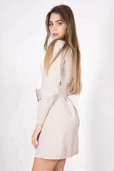 modella indossando Abito girocollo ampio con spalline e cinta colore