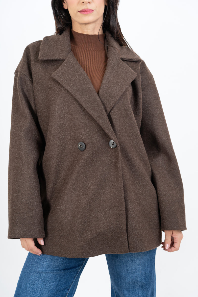 modella indossando Cappotto corto doppiopetto in panno morbido colore Marrone Unica