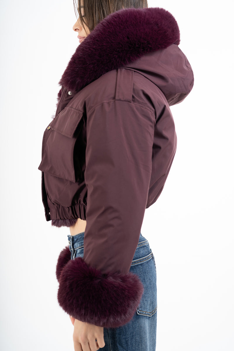 modella indossando Piumino corto con pelliccia removibile e tasconi colore