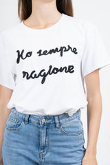 modella indossando T-shirt con scritta ricamata “Ho sempre ragione” in cotone elasticizzato Made in Italy colore
